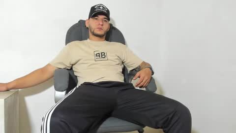 Snapshot of iandygrasso chatting on February 12, 2025, 12:33 pm iandygrasso online show from February 12, 2025, 12:33 pm