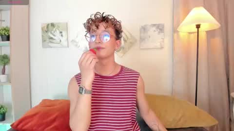 Snapshot of iangel_ chatting on December 16, 2025, 6:18 am ian online show from December 16, 2025, 6:18 am