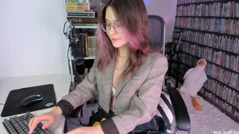 Julia online show from January 21, 2025, 11:24 pm