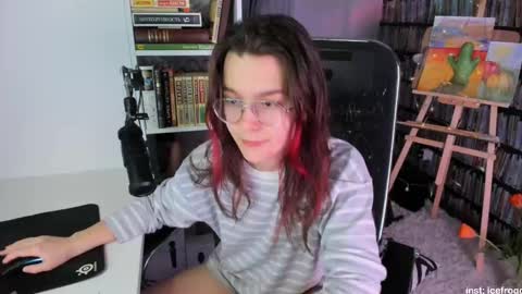 Julia online show from March 7, 2025, 9:59 pm