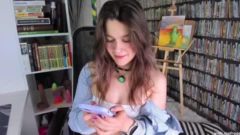 Julia online show from September 10, 2025, 9:26 pm