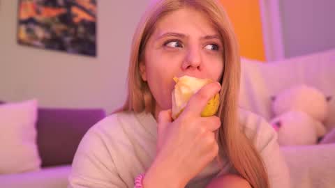 Snapshot of idontlikeguccibelts chatting on February 6, 2025, 7:40 pm Little Flower online show from February 6, 2025, 7:40 pm