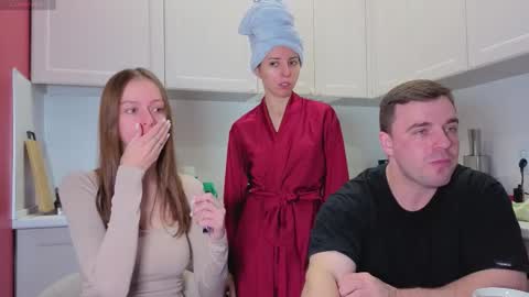 Snapshot of ihavepaws33 chatting on October 23, 2025, 9:19 am Julia and Mira online show from October 23, 2025, 9:19 am