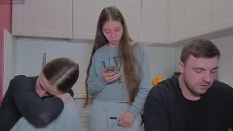 Julia and Mira online show from December 5, 2025, 10:35 am