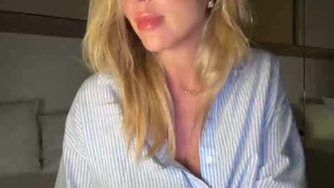 Snapshot of iiivy_ chatting on March 1, 2025, 3:53 am Ivy online show from March 1, 2025, 3:53 am