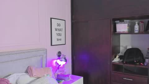 Snapshot of iliy_ chatting on February 14, 2025, 11:53 am ILY online show from February 14, 2025, 11:53 am