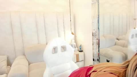 Mailyn Jung online show from March 26, 2026, 12:00 pm