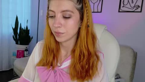 Sienna online show from October 7, 2025, 9:45 pm