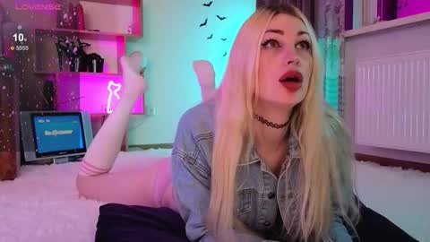 Snapshot of inchcaser chatting on October 12, 2025, 9:14 pm Dina Help me reach 100 likes online show from October 12, 2025, 9:14 pm