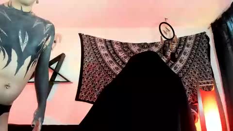 Snapshot of ink_u_buzz chatting on November 16, 2025, 4:56 pm Dani online show from November 16, 2025, 4:56 pm