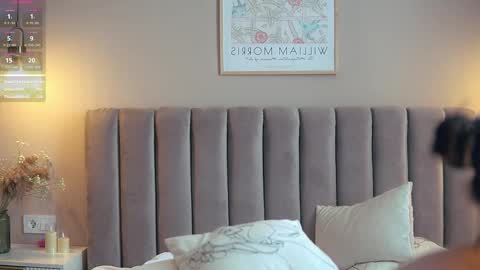 Im Senise Welcome to my room My instagram  online show from February 19, 2025, 8:12 am