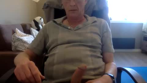 Snapshot of insignia20 chatting on April 30, 2026, 12:11 pm insignia20 online show from April 30, 2026, 12:11 pm