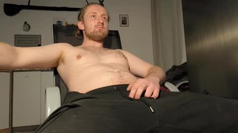 Snapshot of ipipo42o chatting on November 4, 2025, 6:23 am DrownMentally online show from November 4, 2025, 6:23 am