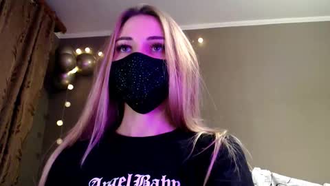 Lily online show from November 28, 2025, 7:27 pm