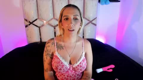 isa_klein online show from May 15, 2026, 5:25 am
