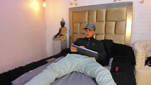 Isaac  online show from November 17, 2025, 12:22 pm