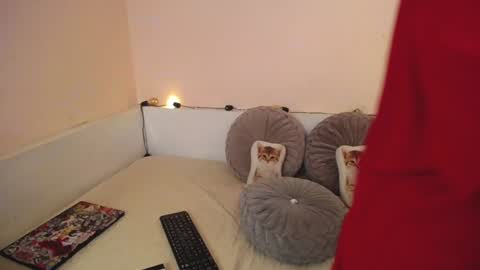 Snapshot of isabella__dark chatting on December 18, 2024, 10:02 pm online show from December 18, 2024, 10:02 pm