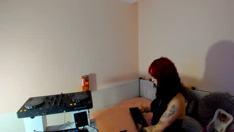 Snapshot of isabella__dark chatting on December 27, 2024, 1:32 am online show from December 27, 2024, 1:32 am