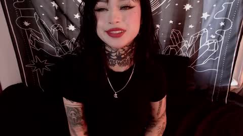 Snapshot of isabella__dark chatting on January 2, 2025, 10:01 pm online show from January 2, 2025, 10:01 pm