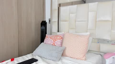 isabella_gomez11 online show from February 13, 2025, 9:17 pm