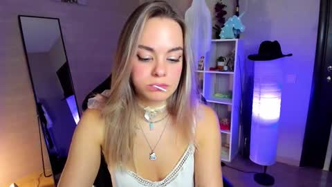 Isabella online show from November 12, 2025, 8:37 am