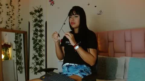 isabella_smithh_ online show from January 9, 2026, 2:09 pm