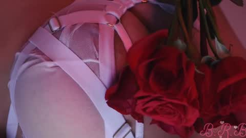 Snapshot of isabella_whiite chatting on December 19, 2024, 9:17 pm Isabella White online show from December 19, 2024, 9:17 pm