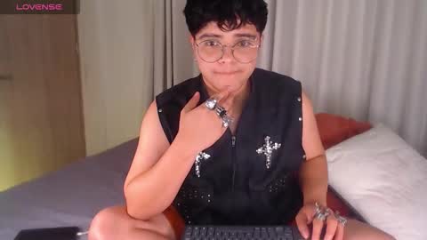 Isabella Mout  online show from March 14, 2026, 9:53 pm