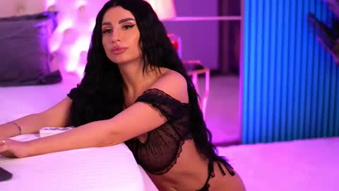 IsabelleHunt online show from March 3, 2025, 9:00 am
