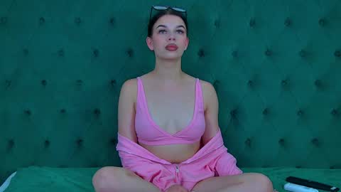 Snapshot of isabellevale chatting on September 18, 2025, 11:23 am isabellevale online show from September 18, 2025, 11:23 am