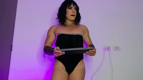 Isabella Hilton online show from September 30, 2025, 8:58 pm