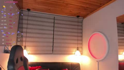 Snapshot of isis_valchos chatting on October 15, 2025, 2:33 am Isis online show from October 15, 2025, 2:33 am