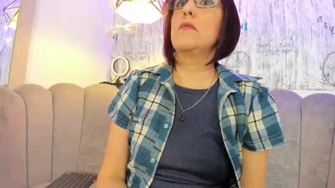 Isis online show from November 25, 2025, 10:43 pm