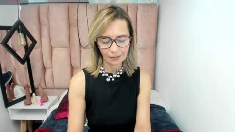 Snapshot of issa_milf__ chatting on April 29, 2026, 5:30 pm ISSA MILF online show from April 29, 2026, 5:30 pm