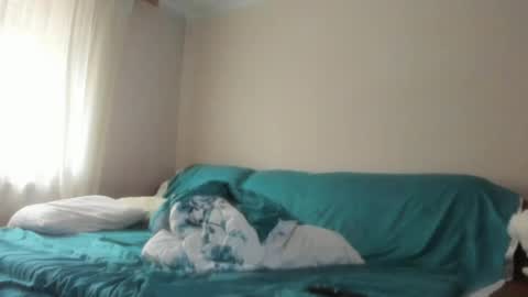 Issabelle online show from April 8, 2026, 5:29 am