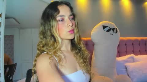 issadorajames online show from February 9, 2025, 2:07 pm