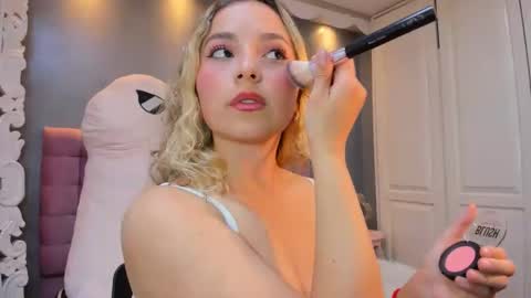 issadorajames online show from October 28, 2025, 9:17 pm