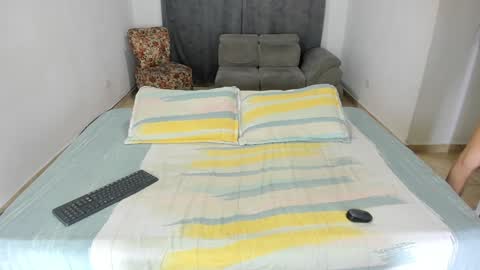 Snapshot of issalovexxx chatting on February 6, 2025, 6:18 am Isabella online show from February 6, 2025, 6:18 am