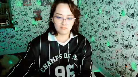 Yiz online show from May 15, 2026, 11:01 pm
