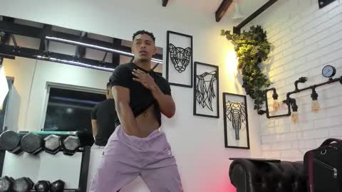 Italo Moore online show from November 25, 2025, 11:32 am