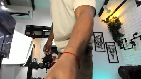 Italo Moore online show from December 19, 2025, 11:28 am