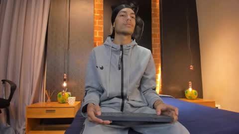 itszairen online show from February 9, 2026, 3:43 am