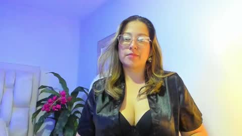 N A T H A L Y   online show from September 29, 2025, 4:01 pm