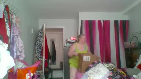 Snapshot of ivyjane3522 chatting on April 23, 2026, 2:52 pm ivyjane3522 online show from April 23, 2026, 2:52 pm