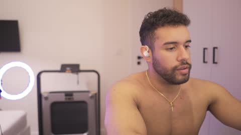 Snapshot of izaak_lover chatting on December 19, 2024, 8:13 pm Izaak online show from December 19, 2024, 8:13 pm