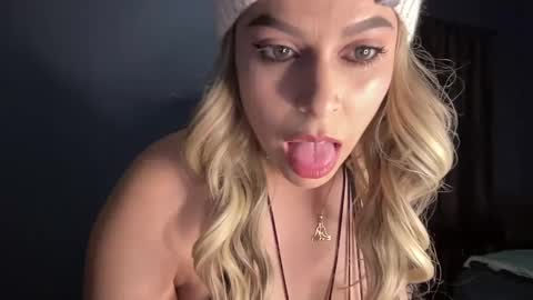 Snapshot of izcah_g chatting on December 7, 2024, 9:06 am Izcah online show from December 7, 2024, 9:06 am