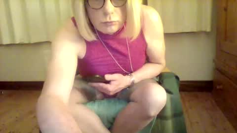 Snapshot of izzy_mchoney chatting on May 15, 2026, 11:23 pm izzy_mchoney online show from May 15, 2026, 11:23 pm