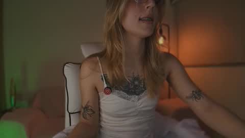 Snapshot of jacky_croft chatting on September 15, 2025, 4:34 am Linda Sofia help me get to 100 thumbs up online show from September 15, 2025, 4:34 am