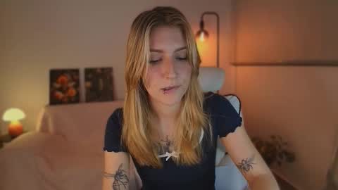 Snapshot of jacky_croft chatting on October 15, 2025, 4:45 am Linda Sofia help me get to 100 thumbs up online show from October 15, 2025, 4:45 am