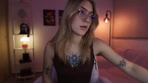 Snapshot of jacky_croft chatting on November 14, 2025, 4:55 am Linda Sofia help me get to 100 thumbs up online show from November 14, 2025, 4:55 am